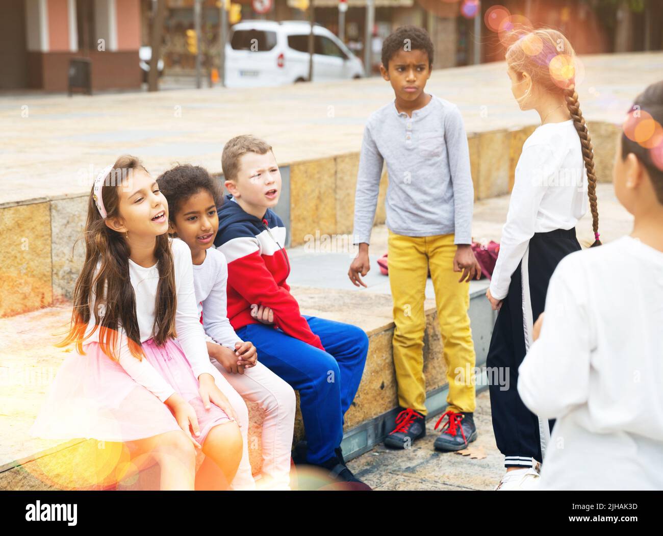 Fröhliche Treffen zwischen Jungen und Mädchen im Freien am Herbsttag Stockfoto