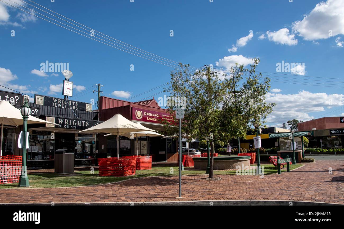 Beaudesert Stadtzentrum, ländliches Queensland, Australien. Cafe und Geschäfte an der Hauptkreuze. Während der Covid-Pandemie eingeschränkte Tische. Landschaftlich schöner Rand Stockfoto