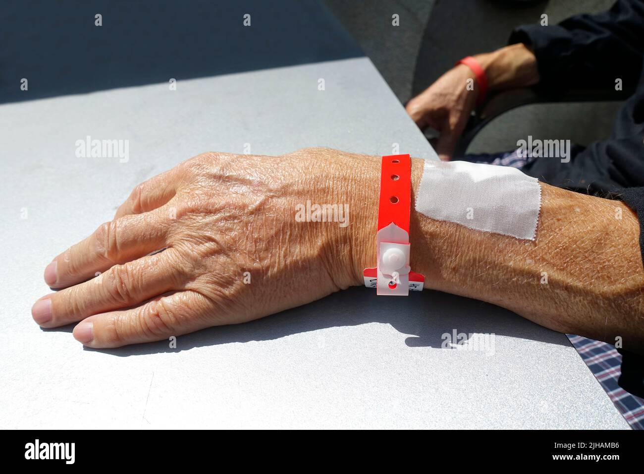 Patientenarmband, älterer Mann im Krankenhaus, Berlin, Deutschland Stockfoto