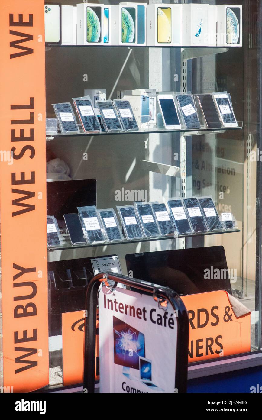 London, Großbritannien - 14. Juli 2022: Gebrauchte Smartphones zum Verkauf in einem Geschäft in London Stockfoto