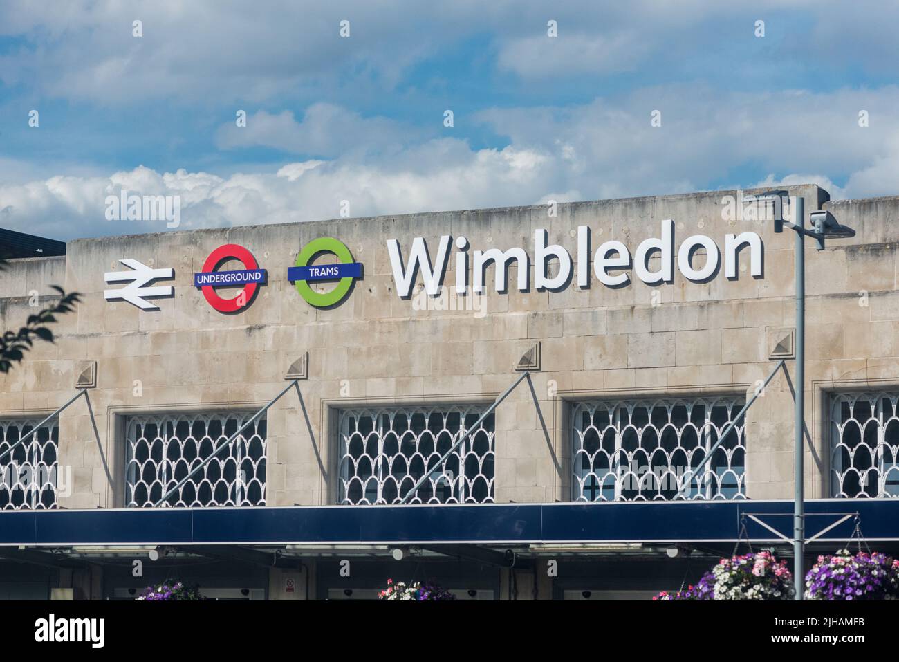 London, Großbritannien - 14. Juli 2022: Fassade Wimbledon Station in London, England Stockfoto