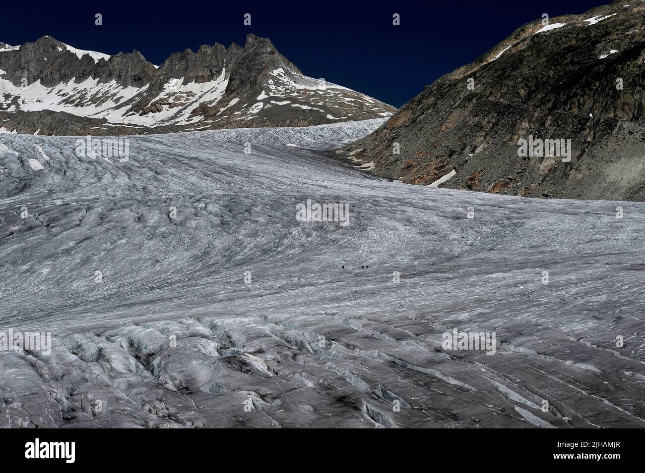 Rhonegletscher, Kanton Wallis, Schweiz: Wissenschaftler messen die Eisschrumpfung weit draußen auf dem tief zerklüfteten Eis, das aus dem Tieralplistock fließt. Stockfoto