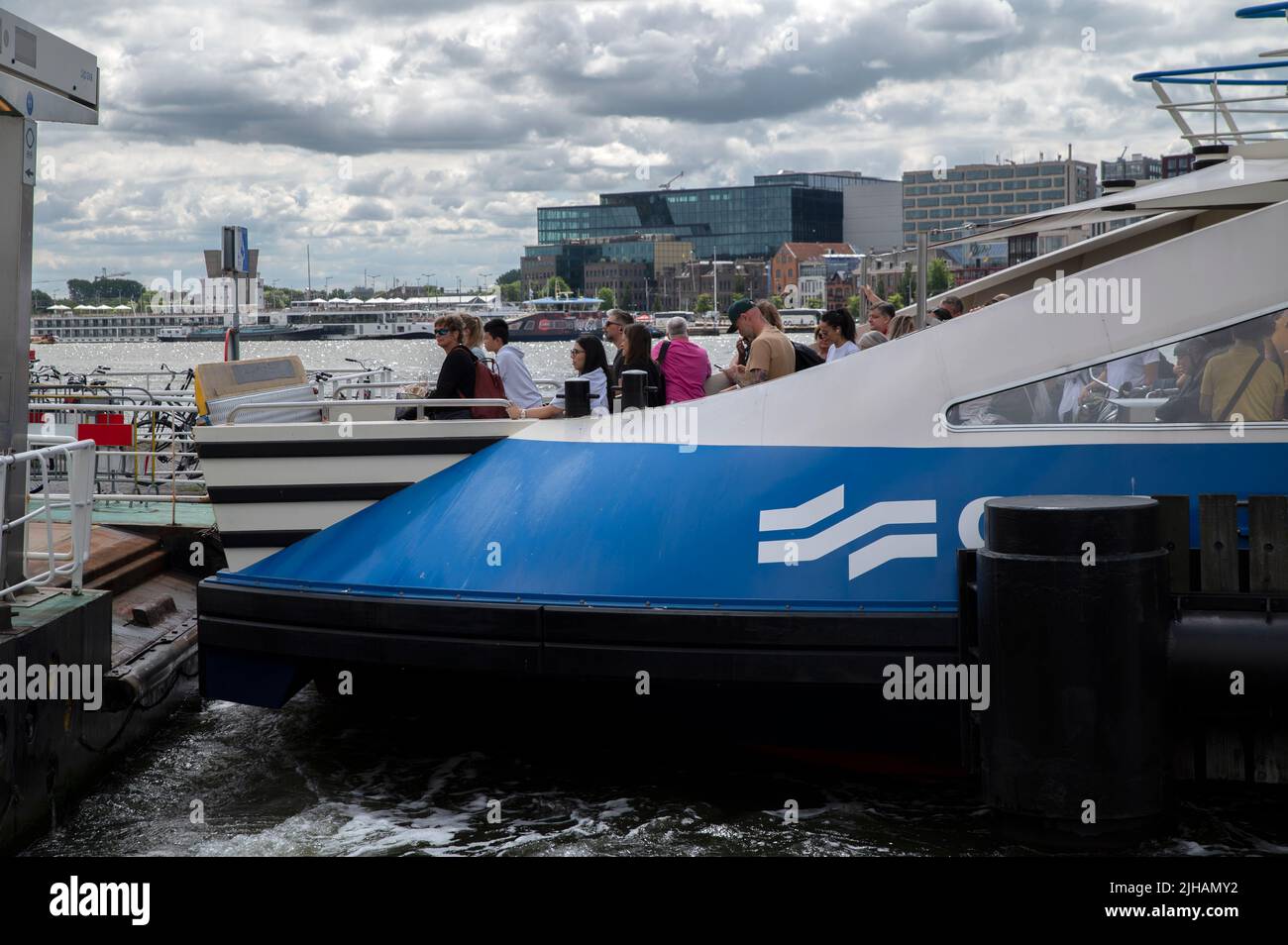 Personen, die die GVB-Ferry in Amsterdam, Niederlande verlassen 15-7-2022 Stockfoto