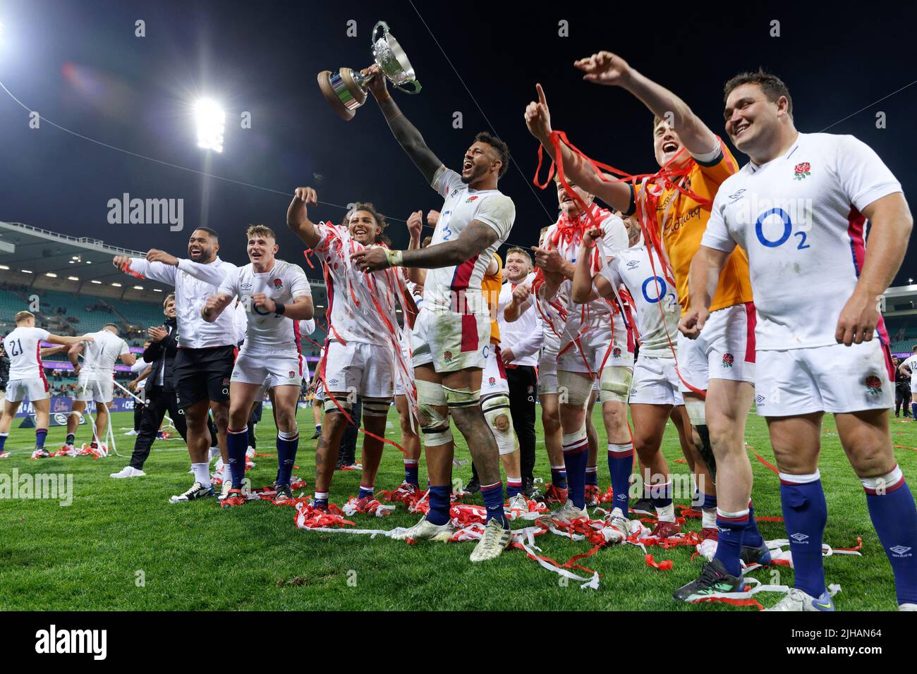 SYDNEY, AUSTRALIEN - 16. JULI: Courtney Lawes aus England und seine Teamkollegen feiern den Gewinn des Ella-Mobbs Cups nach Spiel drei der Internationalen Test Match-Serie zwischen den australischen Wallabies und England beim SCG am 16. Juli 2022 in Sydney, Australien Credit: IOIO IMAGES/Alamy Live News Stockfoto