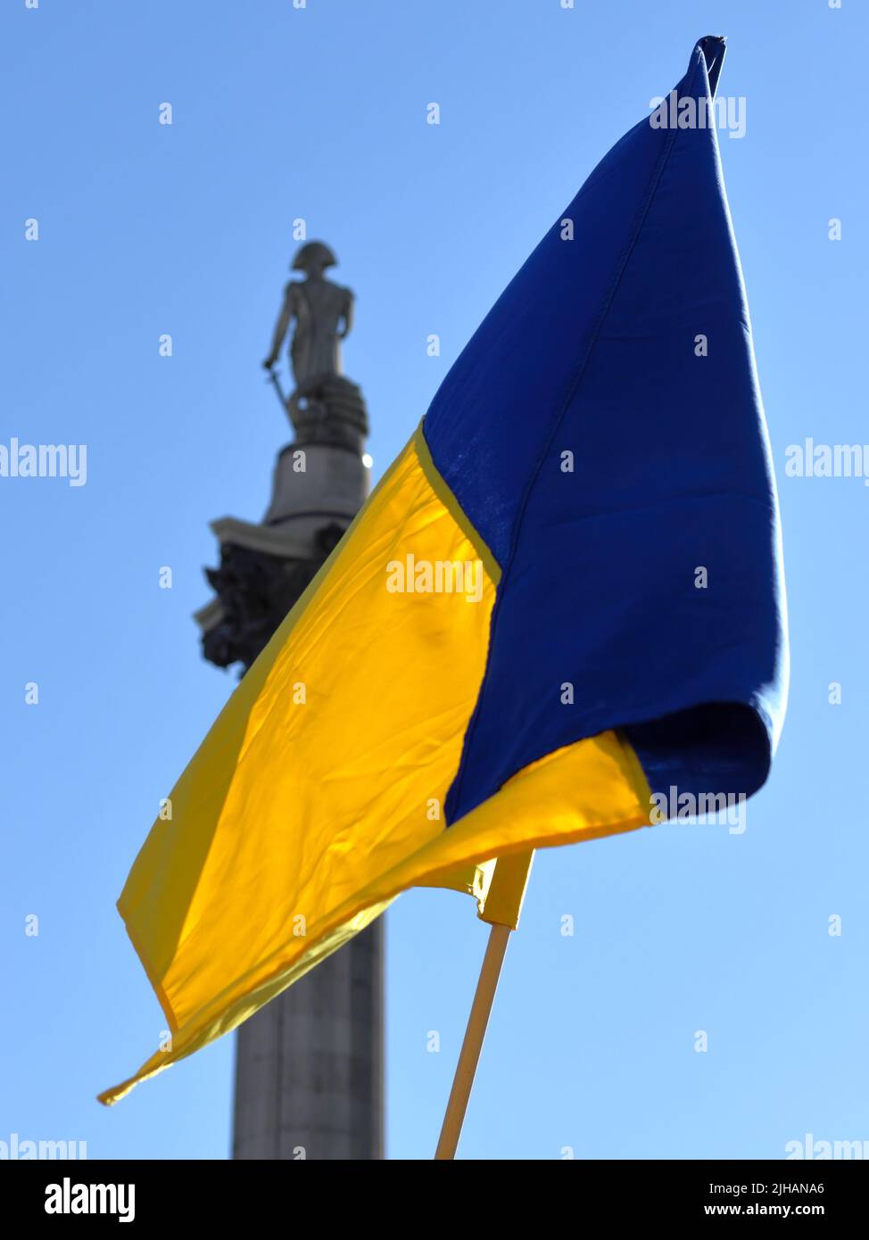 Ukrainische Flagge auf dem Trafalgar Square in London Stockfoto