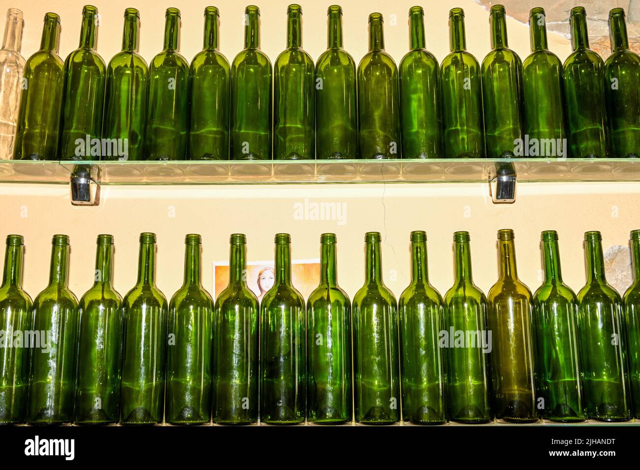 Leeren Sie Glasflaschen auf einem Regal. Stockfoto