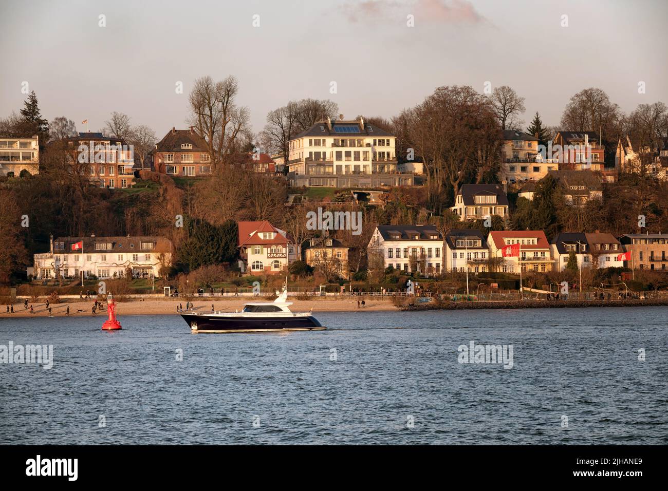 Motoryacht auf der elbe in hamburg-altona Stockfoto