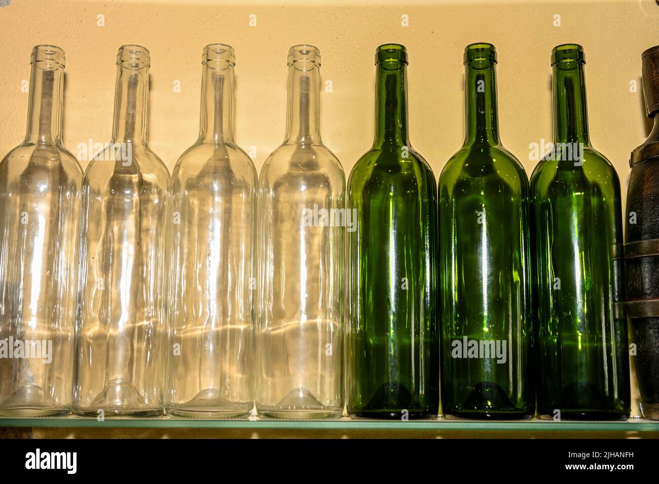 Leeren Sie Glasflaschen auf einem Regal. Stockfoto