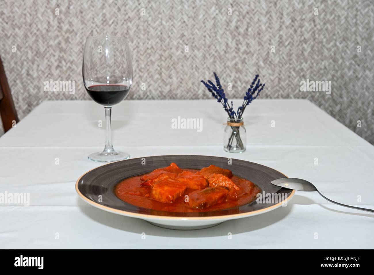 Roter Thunfisch von Almadraba, serviert im Restaurant Stockfoto