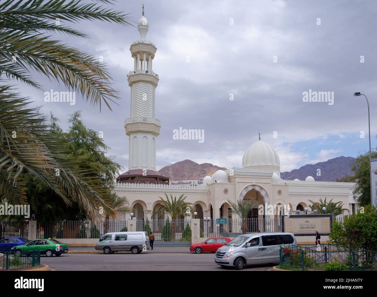 Al Sharif Hussein bin Ali Moschee in Aqaba, Jordanien. Die Moschee wurde 1975 erbaut und 2011 renoviert und erweitert Stockfoto