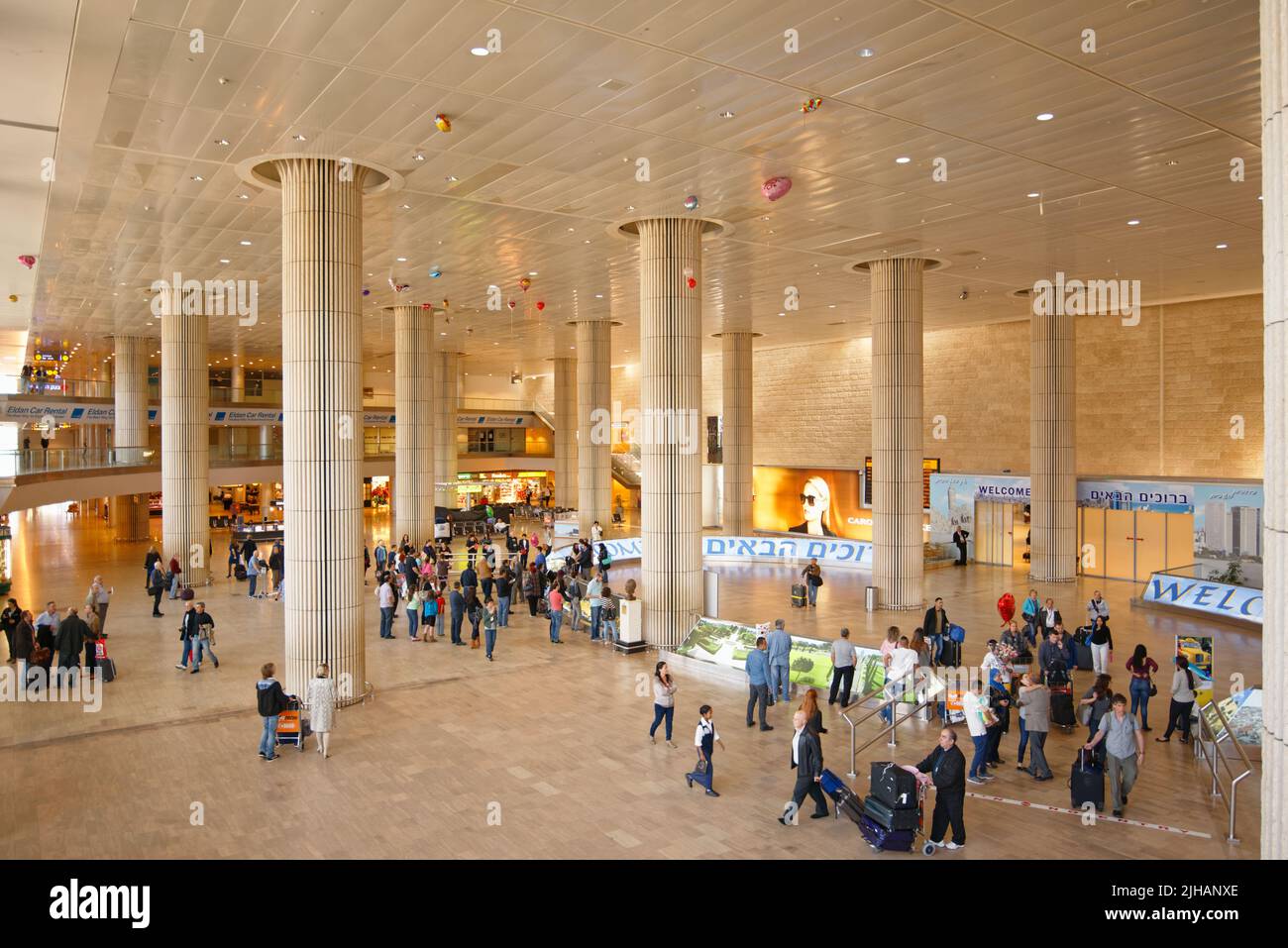 Tel Aviv, Israel - 21. März 2014: Passagiere, die auf Flüge im Ben Gurion International Airport warten Stockfoto