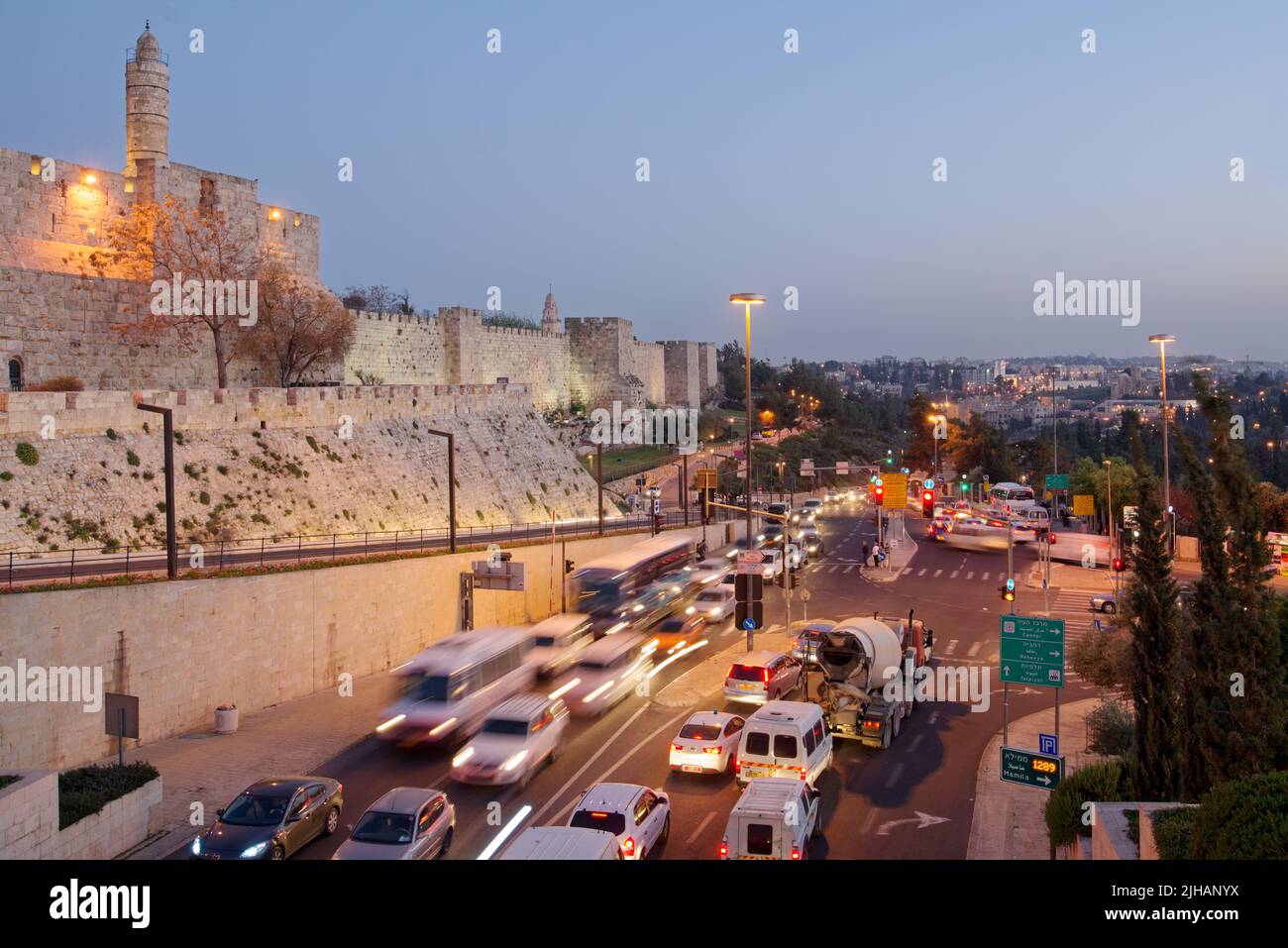 Jerusalem, Israel - 20. März 2014: Autoverkehr unter den Mauern der Altstadt in der Nacht Stockfoto