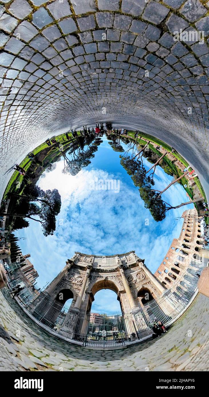 Die 360-Grad-Panoramaaufnahme des Triumphbogens von Konstantin in Rom, Italien Stockfoto