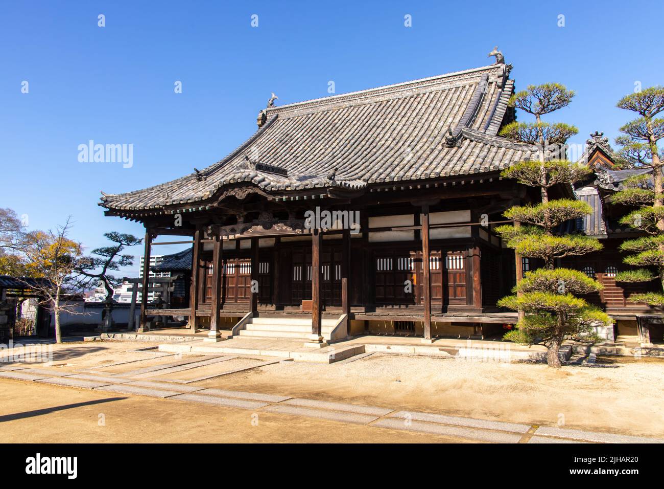 Kanryuji-Tempel an sonnigen Tagen. Kanryuji ist ein Shingon-Buddhismus-Tempel im Norden des historischen Stadtviertels Kurashiki bikan Stockfoto
