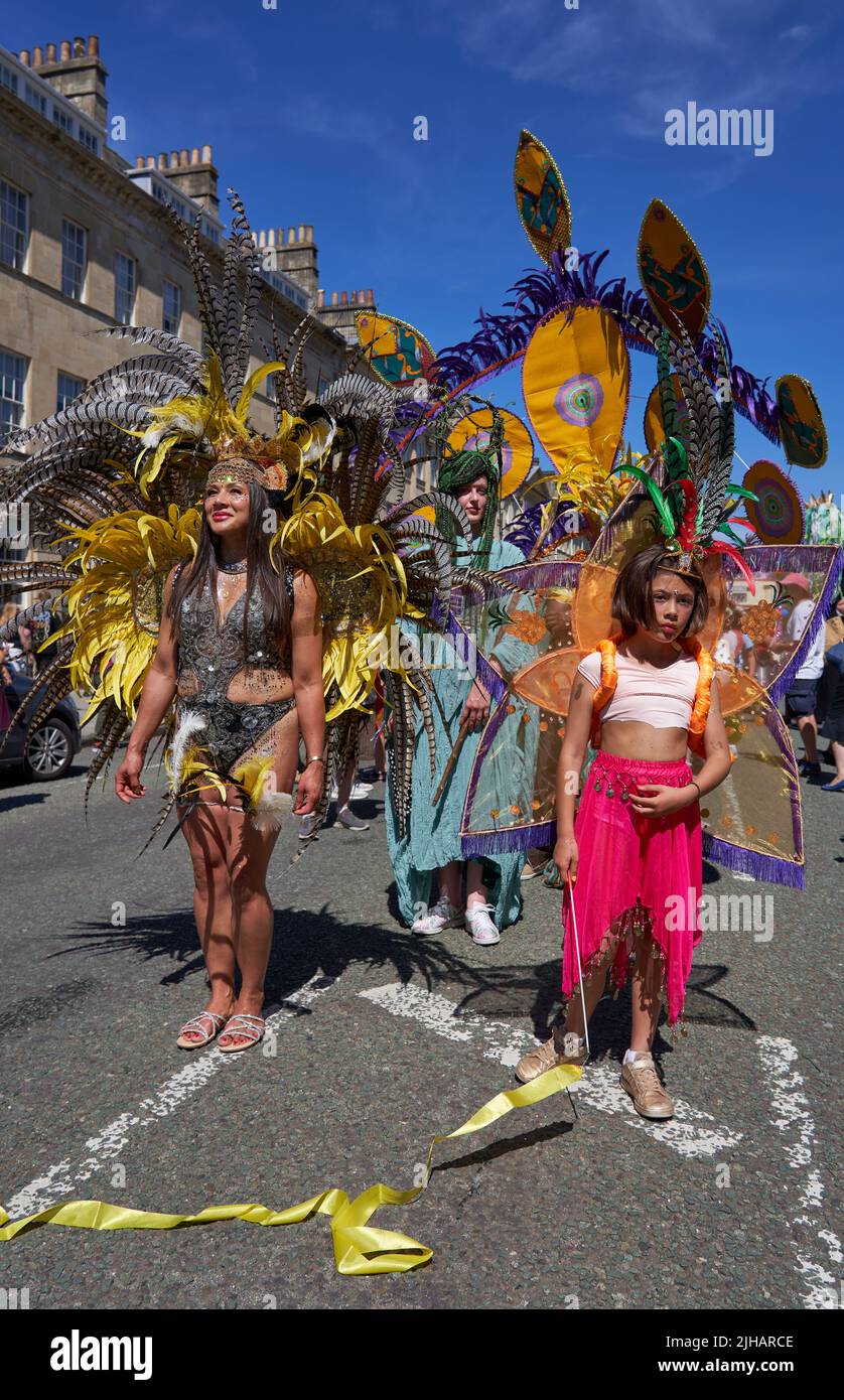 Der jährliche Karneval kehrt in die Straßen der historischen Stadt Bath in Somerset zurück. Stockfoto