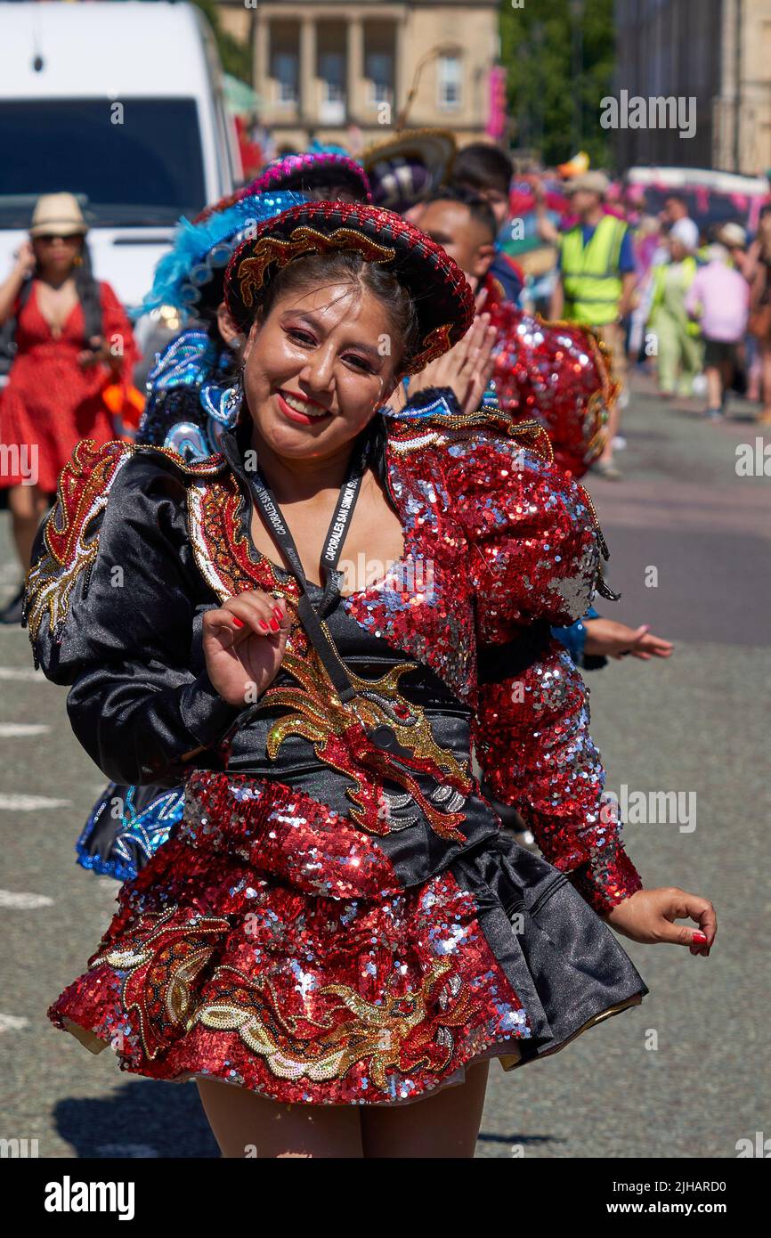 Caporales-Tänzer in prunkvollen Kostümen treten beim jährlichen Karneval auf, während er durch die Straßen der historischen Stadt Bath in Somerset geht. Stockfoto Caporales-Tänzer in prunkvollen Kostümen treten beim jährlichen Karneval auf, während er durch die Straßen der historischen Stadt Bath in Somerset geht. Stockfoto