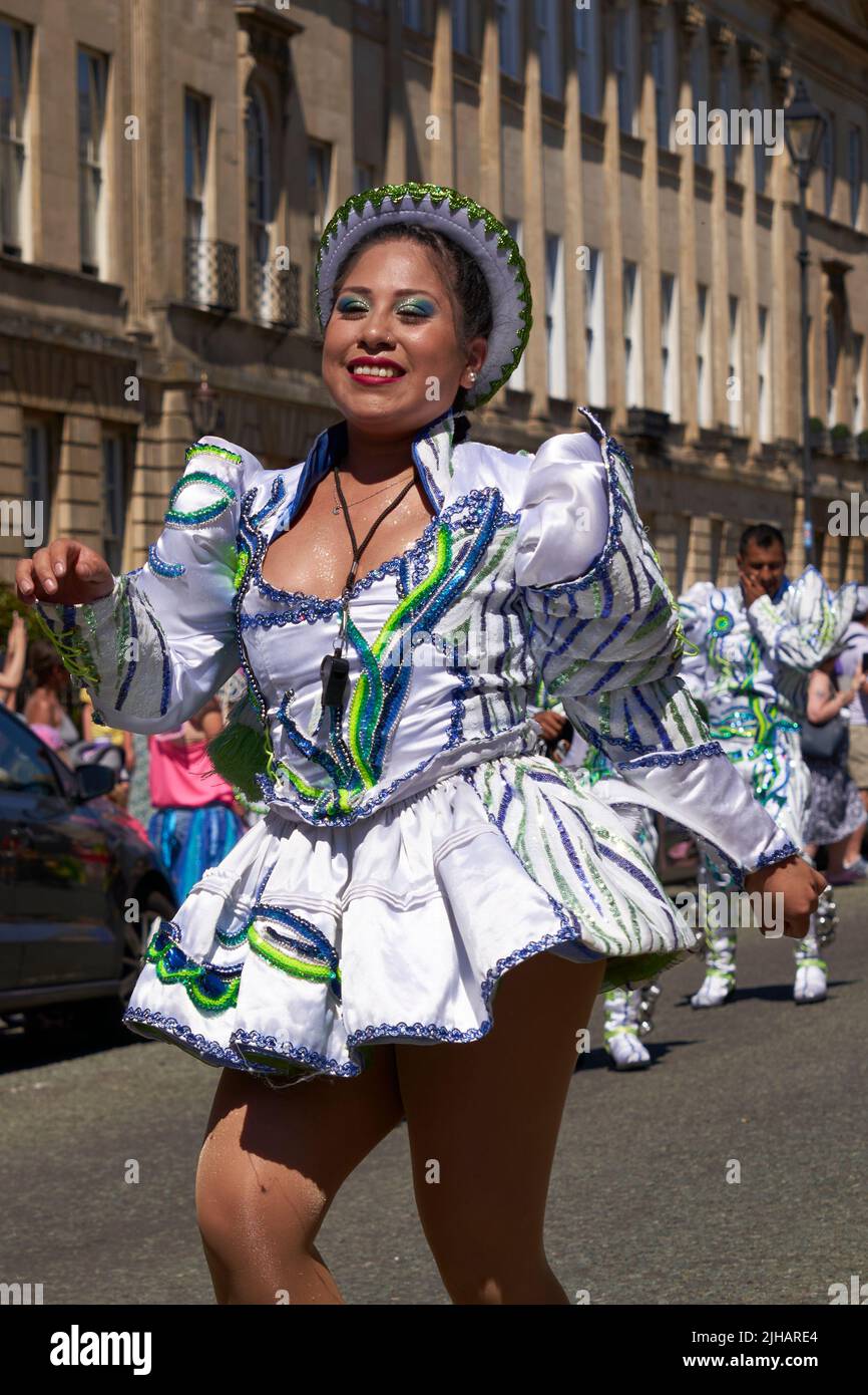 Caporales-Tänzer in prunkvollen Kostümen treten beim jährlichen Karneval auf, während er durch die Straßen der historischen Stadt Bath in Somerset geht. Stockfoto Caporales-Tänzer in prunkvollen Kostümen treten beim jährlichen Karneval auf, während er durch die Straßen der historischen Stadt Bath in Somerset geht. Stockfoto