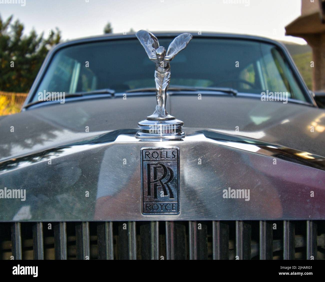 Blick auf die exklusive Luxuslimousine Rolls Royce Silver Shadow 1975, die in der Stadt geparkt ist. Vorderseite mit 'Spirit of Ecstasy'-Ornamentskulptur auf der Motorhaube. Stockfoto