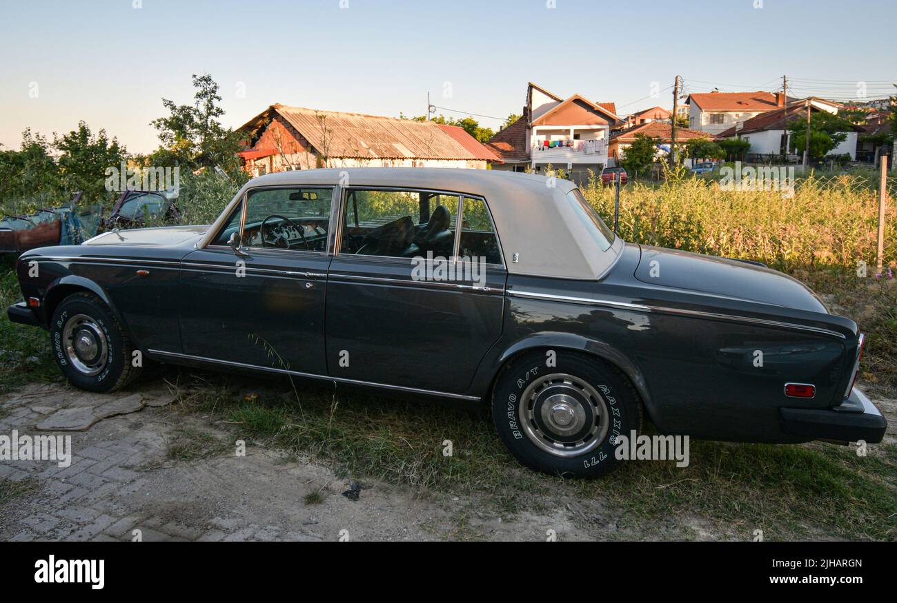 Blick auf die exklusive Luxuslimousine Rolls Royce Silver Shadow 1975, die in der Stadt geparkt ist Stockfoto