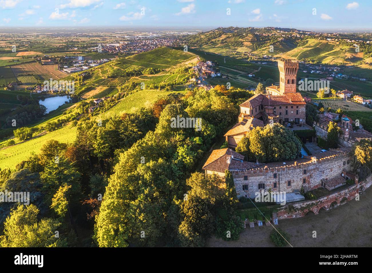 Luftaufnahme des Schlosses Cigognola mit seinem Weinberg im Hintergrund, Oltrepo Pavese, Pavia, Lombardei, Italien Stockfoto