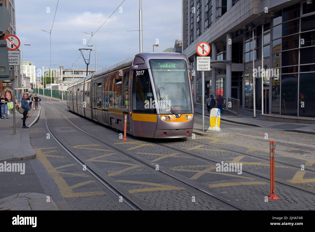 Eine Dubliner LUAS-Straßenbahn in Smithfield, Dublin, Juli 2022 Stockfoto
