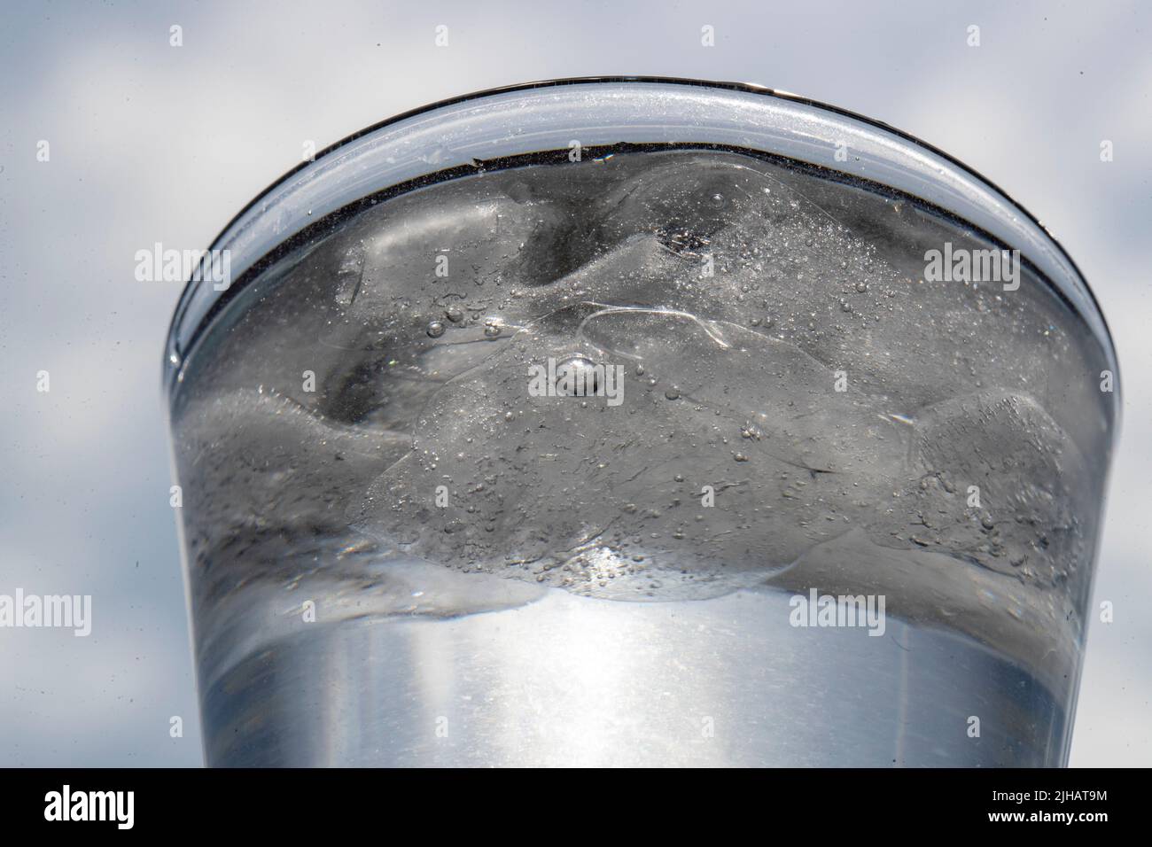 Abbildung Bild zeigt ein Glas Wasser mit einigen Eiswürfeln, in der Sonne  schmelzen, in Lierde, Sonntag, 17. Juli 2022. Das KMI-IRM Royal  Meteorological Institute hat aufgrund der zu erwartenden Hitze ab Montag