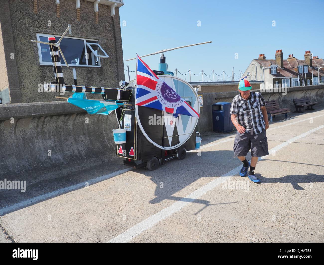 Sheerness, Kent, Großbritannien. 17.. Juli 2022. Wetter in Großbritannien: Heiß und sonnig in Sheerness, Kent, da Großbritannien für eine außergewöhnliche Hitzewelle bereit ist. Der Rentner Tim Bell und sein Helikopter-Motorroller (helfen, Geld für Kent Air Ambulance zu sammeln). Kredit: James Bell/Alamy Live Nachrichten Stockfoto