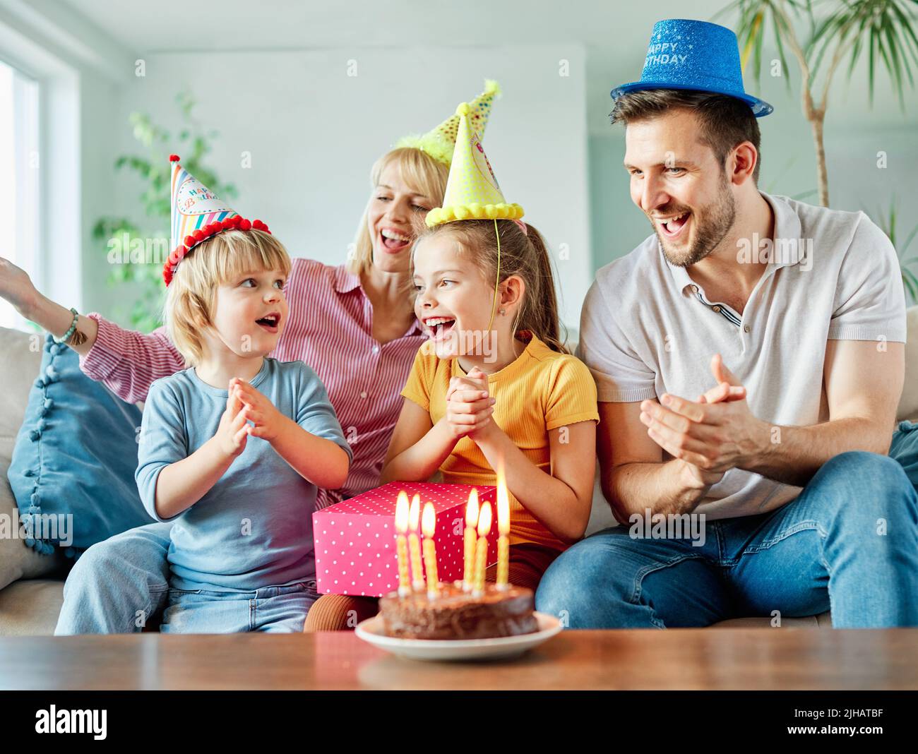 alles-gute-zum-geburtstag-hut-fotos-und-bildmaterial-in-hoher