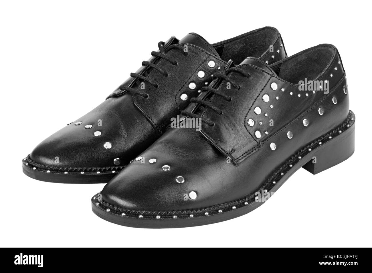 Damen Lederstiefel in Schwarz in Nahaufnahme. Schuhe im Oxford-Stil. Freizeitschuhe. Datei enthält Beschneidungspfad. Volle Schärfentiefe. Stockfoto