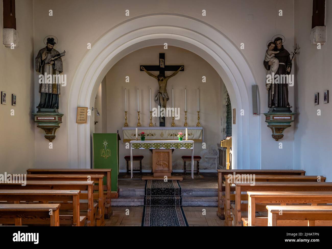 Innenraum der Kirche der Schmerzensmutter des Stava-Tals. Die kleine Kirche des Stava-Tals - Dorf Tesero, Fiemme-Tal . Trentino Alto Adige, Italien Stockfoto