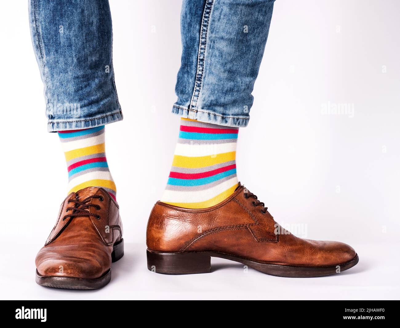 Herrenbeine, trendige Schuhe und helle Socken Stockfoto