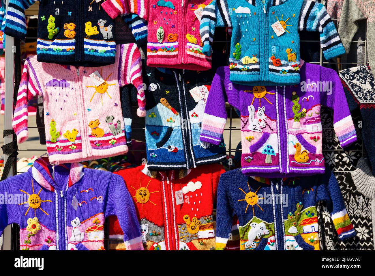 Bunte, handgestrickte traditionelle norwegische Pullover-Jacken für Kinder auf einem Marktstand. Skagerkaien, Stavanger, Norwegen Stockfoto