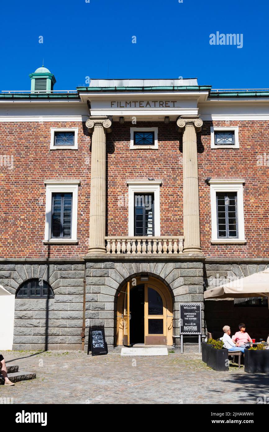 Das Filmteatret-Kino, Laugmannsgata, Stavanger, Norwegen. Leute sitzen draußen im Café. Stockfoto