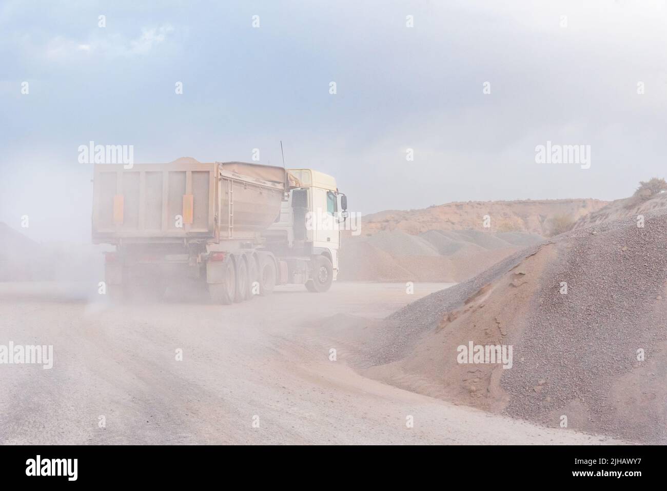 Muldenkipper in einen Steinbruch einlassen, um Kies zu entladen. Stockfoto