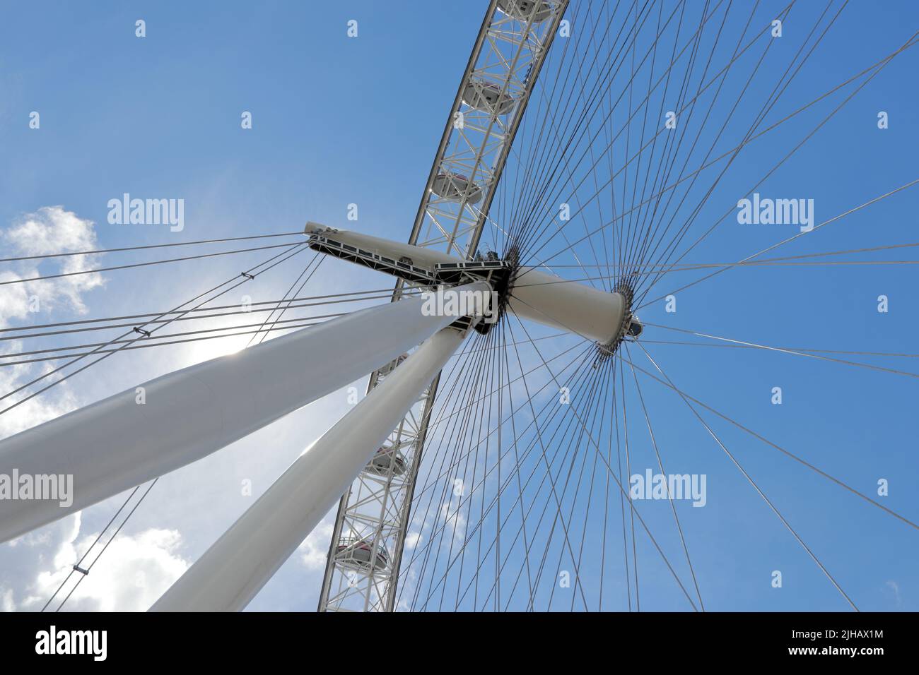 London, Großbritannien - 4. Juli 2021: Das London Eye, das Millennium Wheel, ein freischwungliches Beobachtungsrad am Südufer der Themse in London Stockfoto