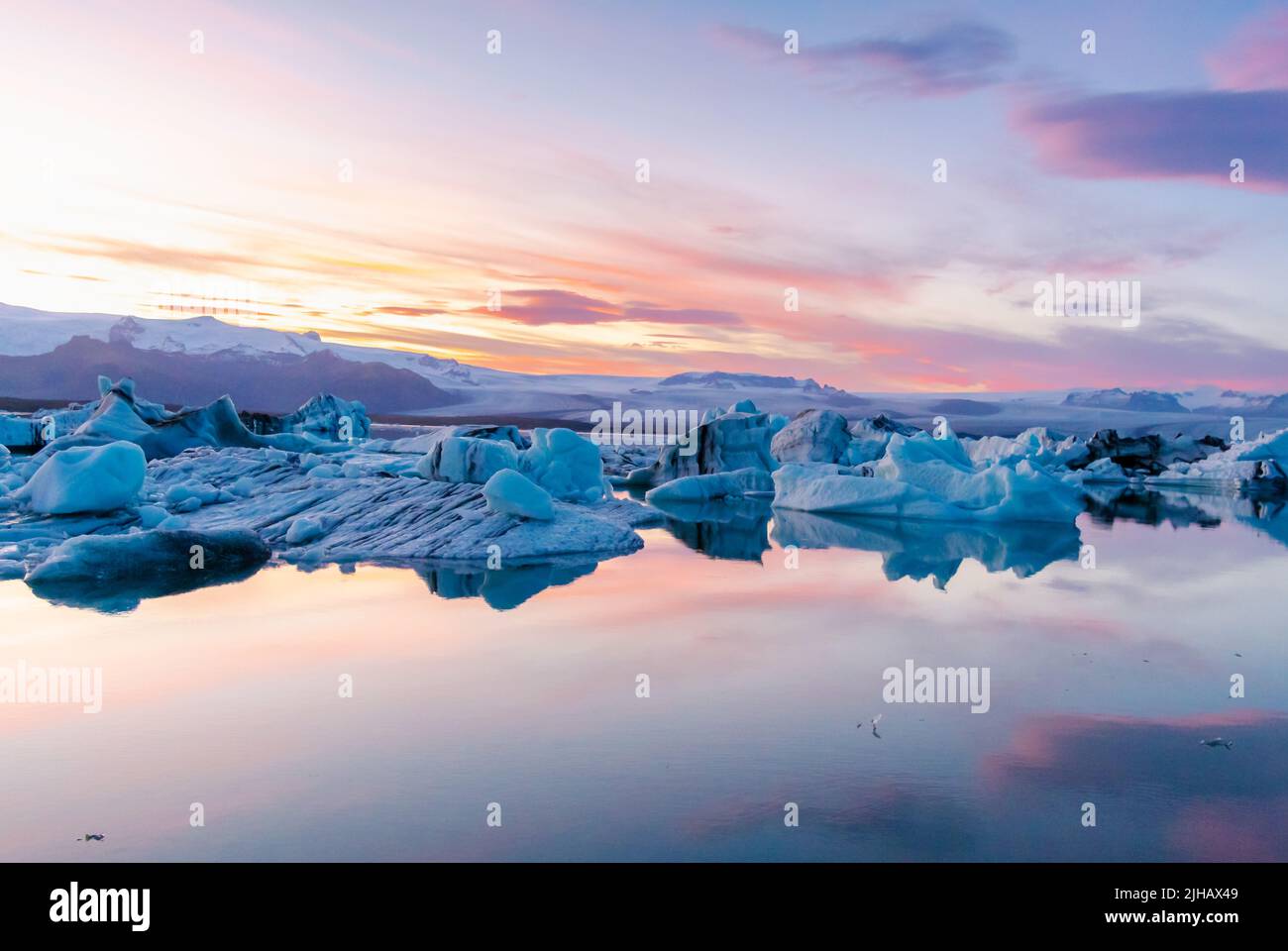 Der unglaubliche Gletscher in Island der Jökulsárlón bei Sonnenuntergang, ein isländisches Naturwunder Stockfoto