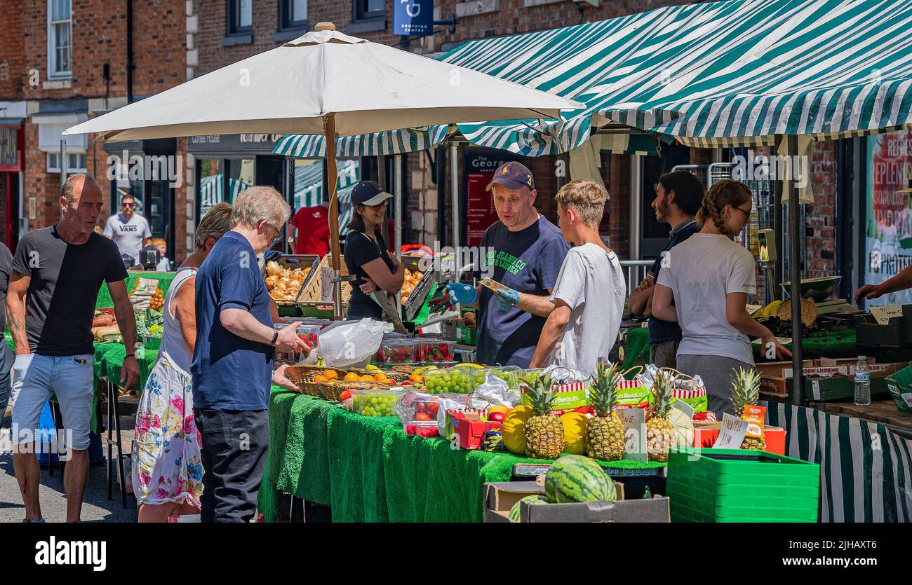 Grantham, Lincolnshire, Großbritannien – Einkäufer auf dem traditionellen Straßenmarkt in der Stadt, der Obst und Gemüse sowie Obst verkauft Stockfoto