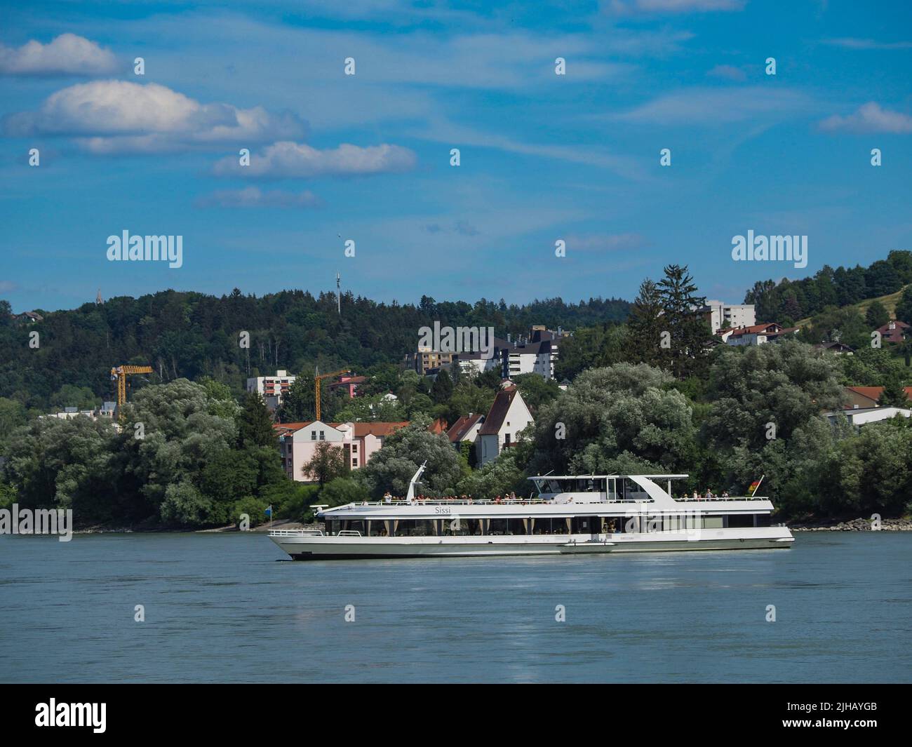 Das Ausflugsboot dreht sich auf dem Inn gegenüber dem Stadtteil Innstadt, Passau, Deutschland Stockfoto