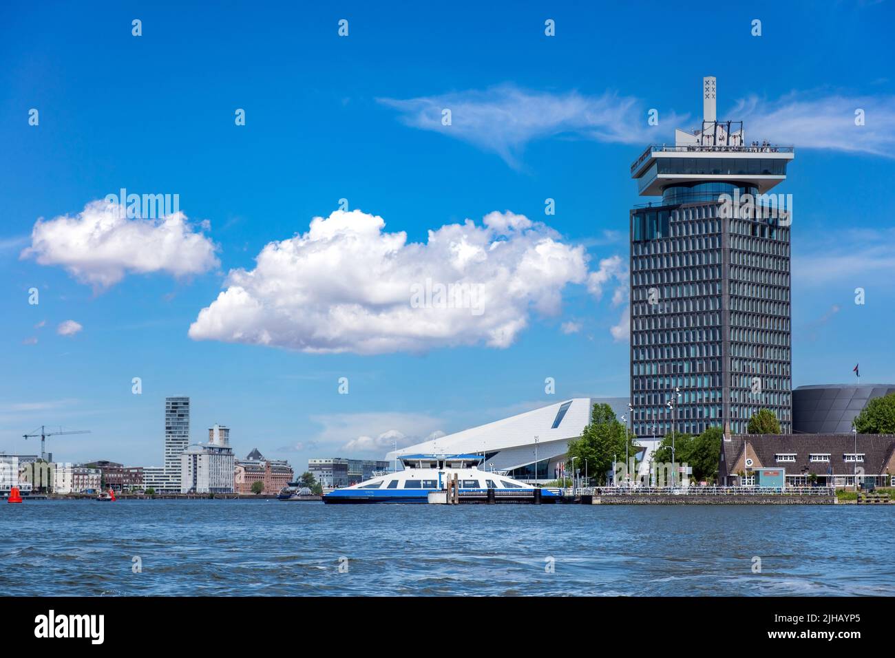 Eye Filmmuseum Amsterdam, moderner Wolkenkratzer, Filmarchiv und Kino, Holland Niederlande. Hochhaus am Wasser, blauer Himmel im Hintergrund. Stockfoto