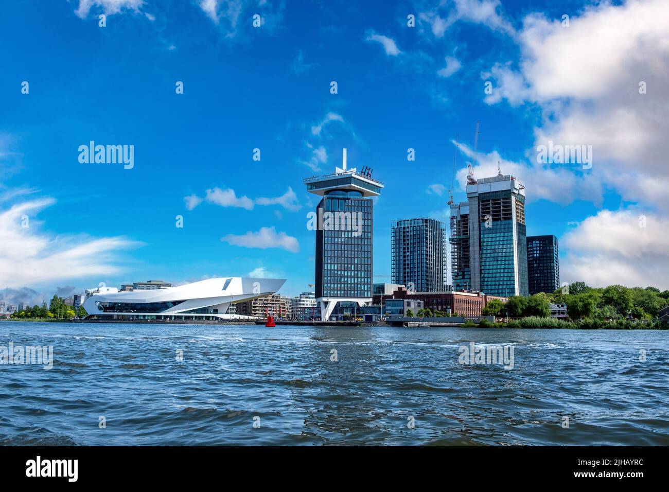 Eye Filmmuseum Amsterdam, moderner Wolkenkratzer, Filmarchiv und Kino, Holland Niederlande. Hochhaus am Wasser, blauer Himmel im Hintergrund. Stockfoto