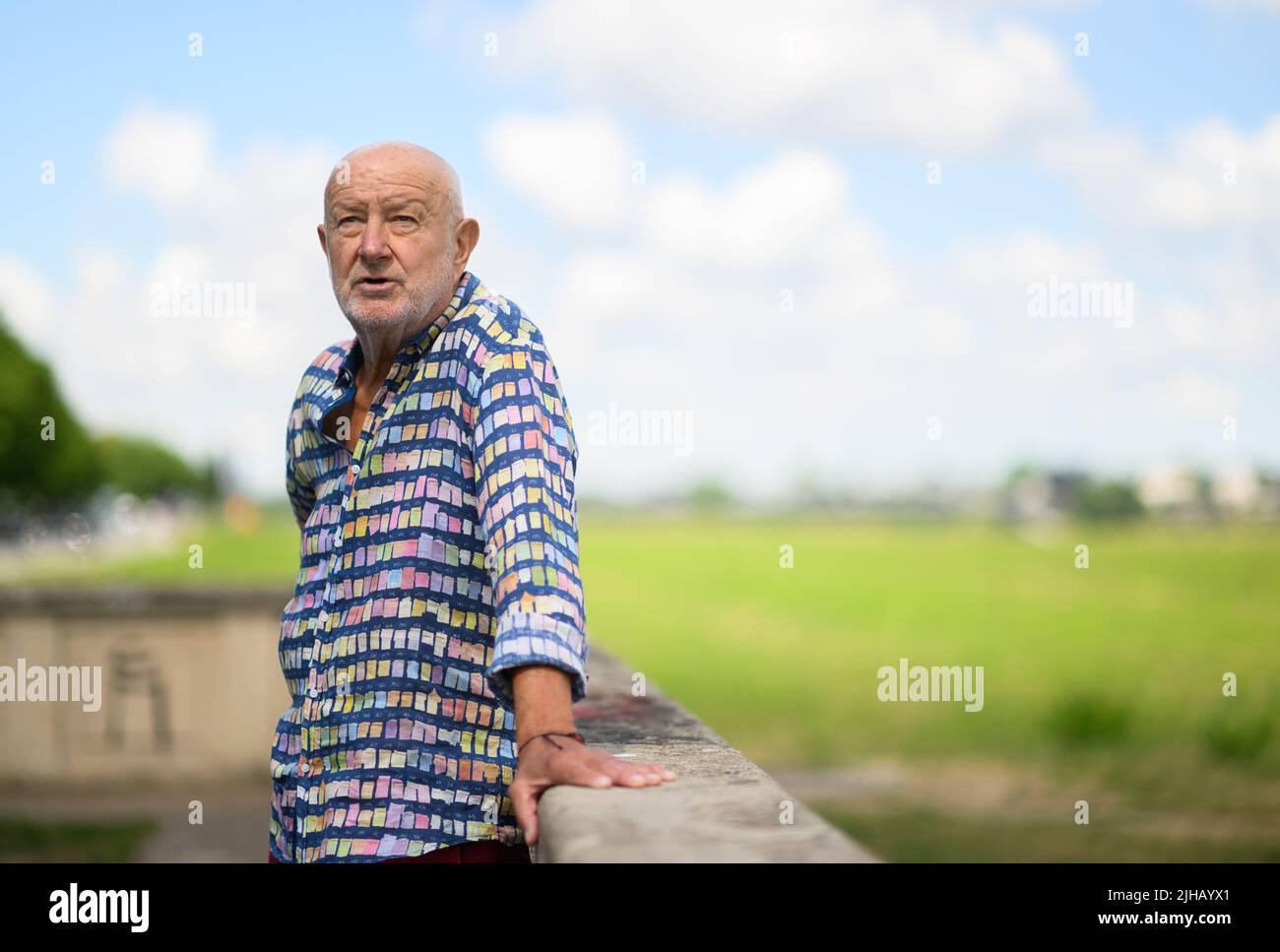 Dresden, Deutschland. 12.. Juli 2022. Hans-Jürgen 'Hansi' Kreische, ehemaliger SG Dynamo Dresden Spieler und DDR Nationalspieler, steht auf den Elbwiesen. Kreische feiert am 19. Juli 2022 seinen 75.. Geburtstag. Kredit: Robert Michael/dpa/Alamy Live Nachrichten Stockfoto