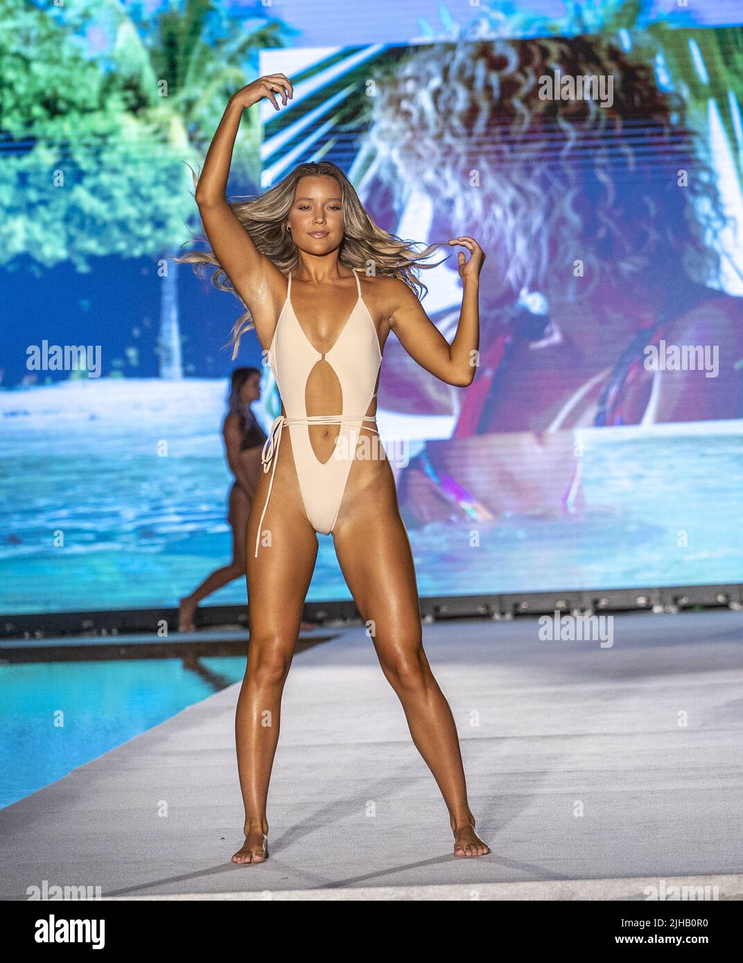 Olivia Ponton läuft am Samstag, den 16. Juli 2022, bei der Sports Illustrated Swimsuit Runway Show 2022 im W Hotel in Miami Beach, Florida. Foto von Gary i Rothstein/UPI Stockfoto