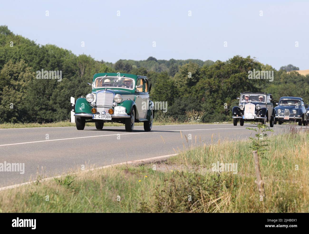 Zschocken, Deutschland. 17.. Juli 2022. Ein Mercedes Benz 170V Cabriolet, Baujahr 1938, fährt während der Oldtimer-Fahrt „August Horch Klassik“ 10. eine Straße entlang. Es werden 135 Oldtimer und 30 Oldtimer erwartet. Kredit: Bodo Schackow/dpa/Alamy Live Nachrichten Stockfoto