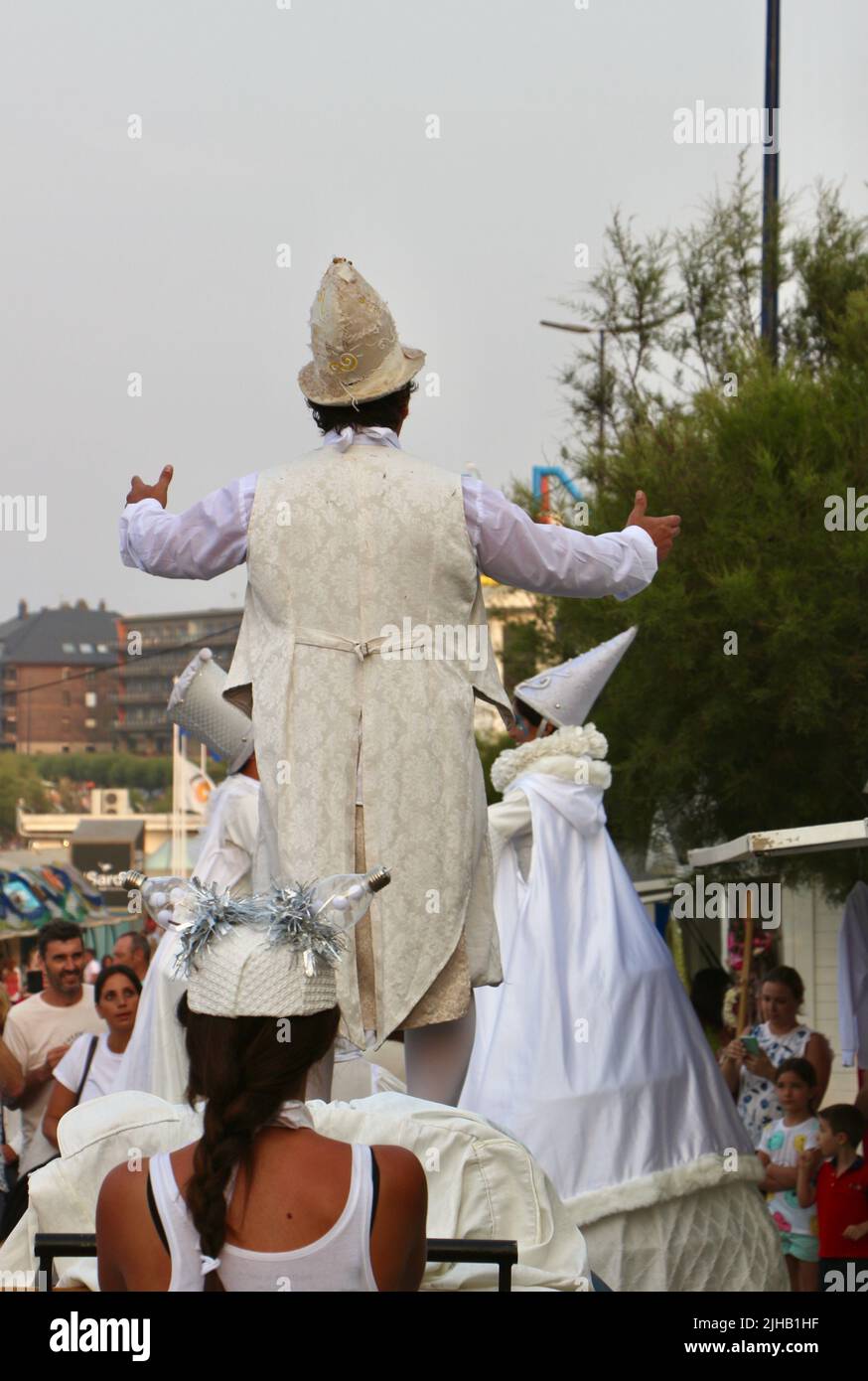 Bambolea Zirkusartisten öffentliche Veranstaltung auf einem überfüllten Bürgersteig in der Nähe von Piquio Santander Kantabrien Spanien Stockfoto