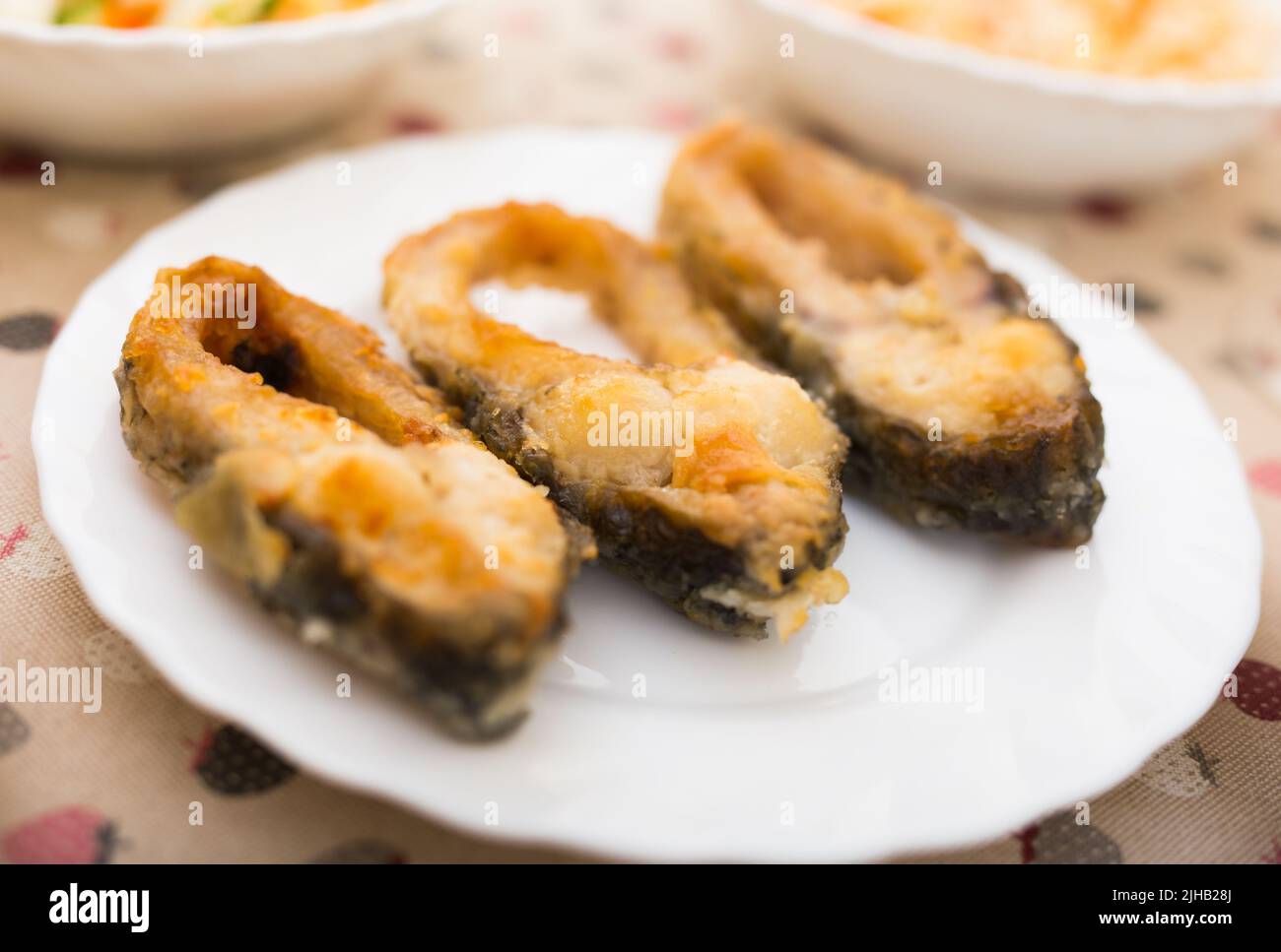 Drei frittierte Karpfen auf einem weißen Teller Stockfoto