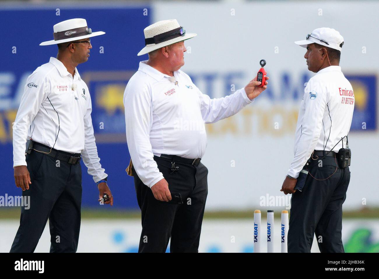 Galle, Sri Lanka. 17.. Juli 2022. Der Schiedsrichter Marais Erasmus (C) überprüft das Licht auf einem Meter neben einem anderen Schiedsrichter Kumar Dharmasena (L), während der Schiedsrichter Raveendra Wimalasiri nach dem schlechten Licht aufhört zu spielen während des 2.-tägigen Test-Cricket-Spiels 1. zwischen Sri Lanka und Pakistan im Galle International Cricket Stadium in Galle am 17.. Juli 2022. Viraj Kothalwala/Alamy Live News Stockfoto