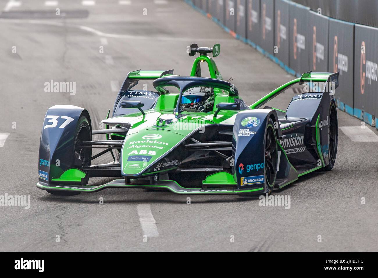 Nick Cassidy (Auto-Nr. 37) von Envision Racing fährt während des Qualifying und Super Pole für die ABB FIA Formula E Championship, New York City E-Prix Saison 8 Runde 11 im Stadtteil Brooklyn von New York City. Stockfoto