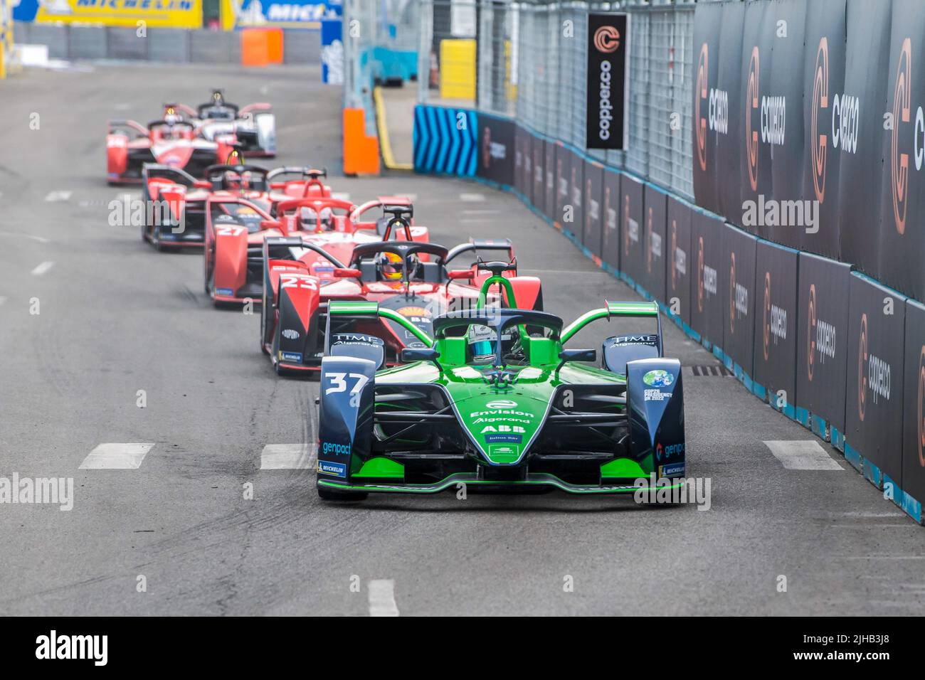 Nick Cassidy (Auto-Nr. 37) von Envision Racing fährt während des Qualifying und Super Pole für die ABB FIA Formula E Championship, New York City E-Prix Saison 8 Runde 11 im Stadtteil Brooklyn von New York City. Stockfoto