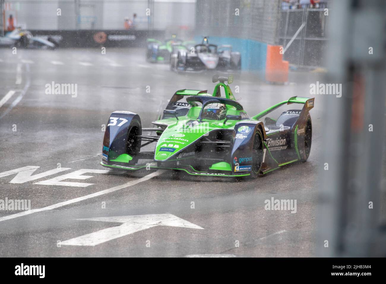 Nick Cassidy (Auto-Nr. 37) von Envision Racing fährt im Regen während der ABB FIA Formula E Championship, New York City E-Prix Saison 8 Runde 11 im Brooklyn Bezirk New York City. Stockfoto