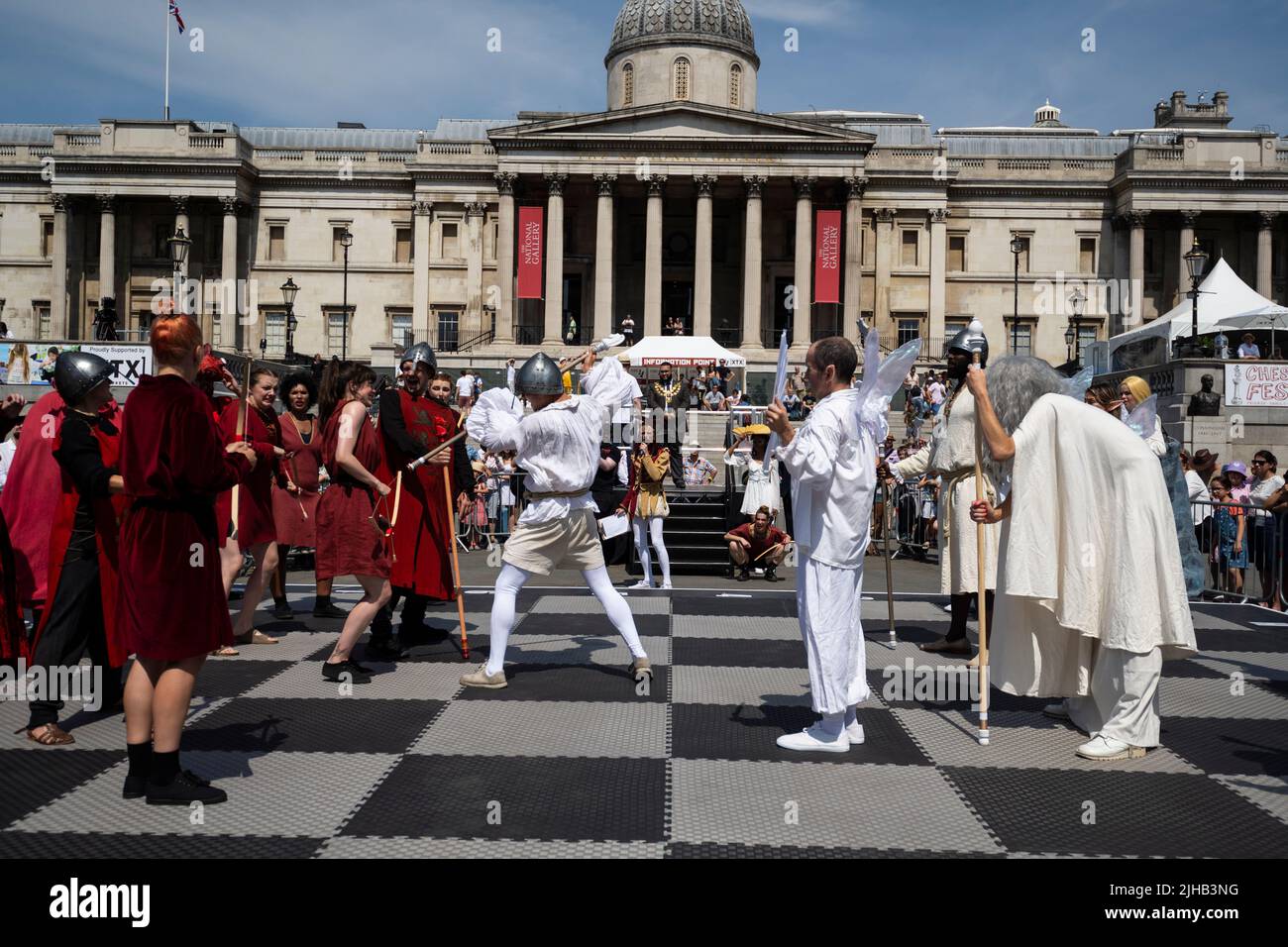 London, Großbritannien. 17. Juli 2022. Schauspieler nehmen an einem lebenden Schachspiel Teil, das das Spiel Gary Kasparov und Deep Blue auf dem Chess Fest auf dem Trafalgar Square nachbildet. Die Veranstaltung feiert das Schachspiel, bei dem Besucher das Spiel lernen, Schach spielen oder einen Großmeister herausfordern können. In diesem Jahr wird der 50.. Jahrestag des Schachweltmeisterschaftsspiel 1972 zwischen dem Amerikaner, Bobby Fischer und dem Sowjet, Boris Spassky, gefeiert. Kredit: Stephen Chung / Alamy Live Nachrichten Stockfoto